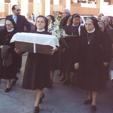 Traslado de los restos camino de la Iglesia de Santa Ana