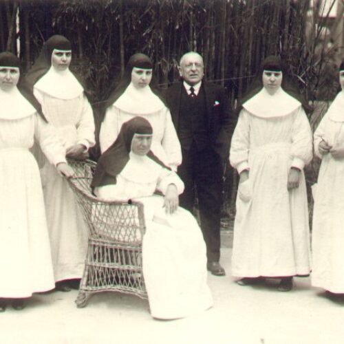Con el grupo fundador del Sanatorio de Granada y D. Santiago Oliveras, 1924
