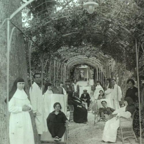 En Granada, con los enfermos en el jardín, 1924